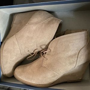 Target universal thread taupe wedges